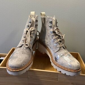 NWT Dolce Vita Hinto Silver Lace Up Boots